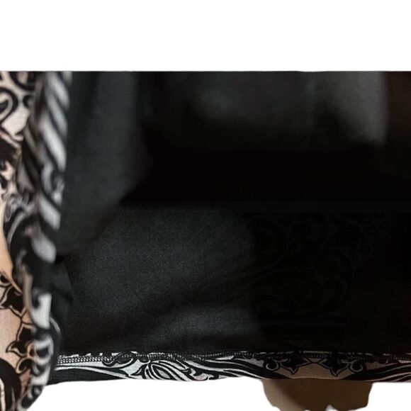 3 for $30! Cleo patterned top - Picture 10 of 10